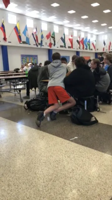 10 Gaya dan Posisi Aneh yang Jadi Favorit Guru Saat Ngajar di Kelas. Absurd Bener! 14
