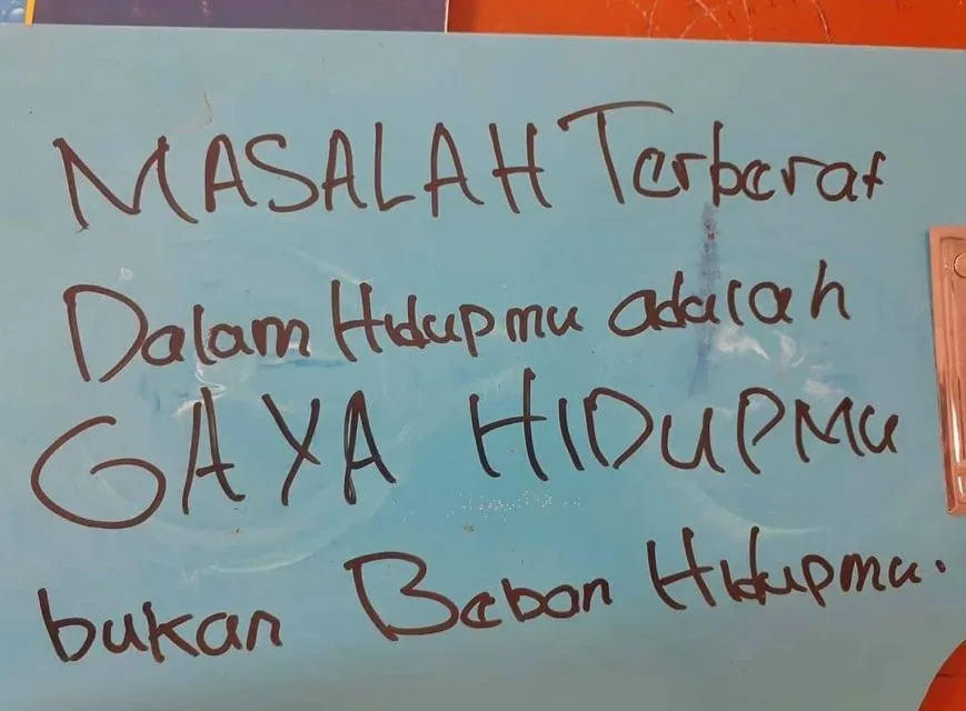 11 Coret-coretan Random di Tembok ini Mengandung Banyak Pesan. Reminder yang Sungguh Artsy! 14