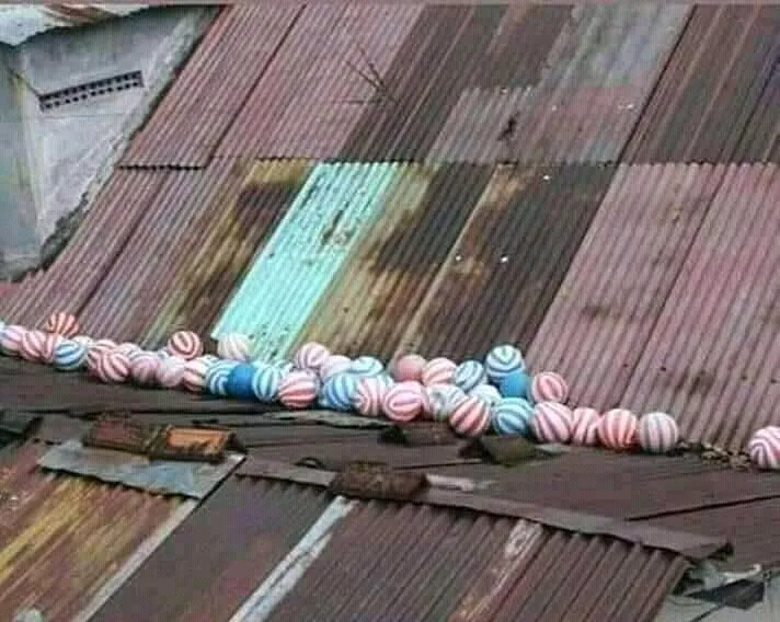 Nostalgia Main Bola Plastik Zaman Kecil. Belinya Patungan, Main 5 Menit Bolanya Nyangkut di Genteng 7
