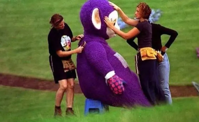 11 Foto Jadul Proses Syuting Teletubbies. Bikin Kaget, Ternyata Beda dari Bayangan Masa Kecil 14