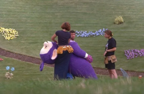 11 Foto Jadul Proses Syuting Teletubbies. Bikin Kaget, Ternyata Beda dari Bayangan Masa Kecil 19