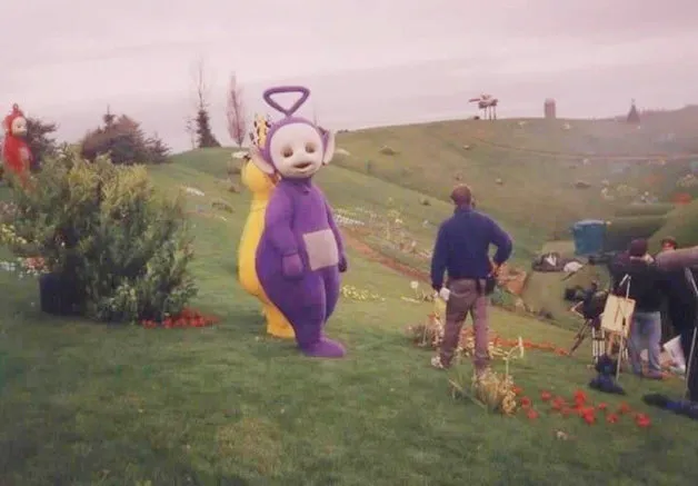 11 Foto Jadul Proses Syuting Teletubbies. Bikin Kaget, Ternyata Beda dari Bayangan Masa Kecil 17