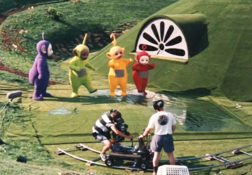11 Foto Jadul Proses Syuting Teletubbies. Bikin Kaget, Ternyata Beda dari Bayangan Masa Kecil 12