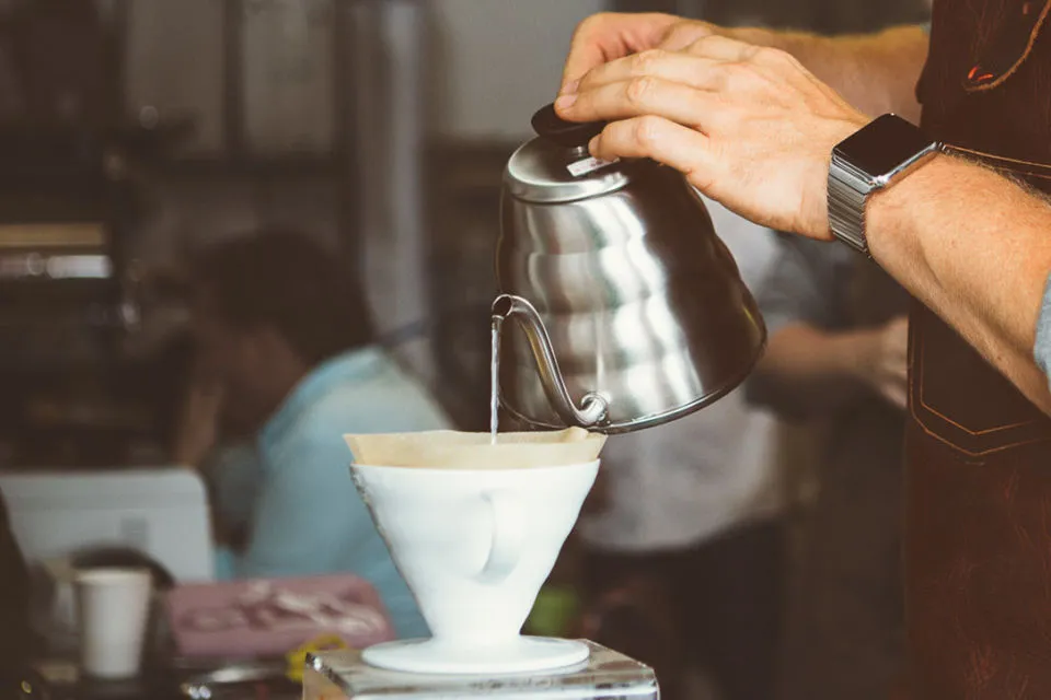 6 Rahasia Nyeduh Kopi Tubruk yang Minim Ampas dan Nendang Rasanya. Pakai Kopi Saset juga Bisa 10