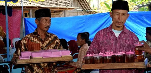 5 Tipikal Orang Kalau Lagi Nyinom atau Pelayan di Acara Nikahan Tetangga. Kamu yang Mana nih? 10
