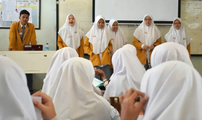 Tipe-tipe Teman Paling Resek Ketika Kita Presentasi di Kelas. Nyusahin Banget Pokoknya! 6