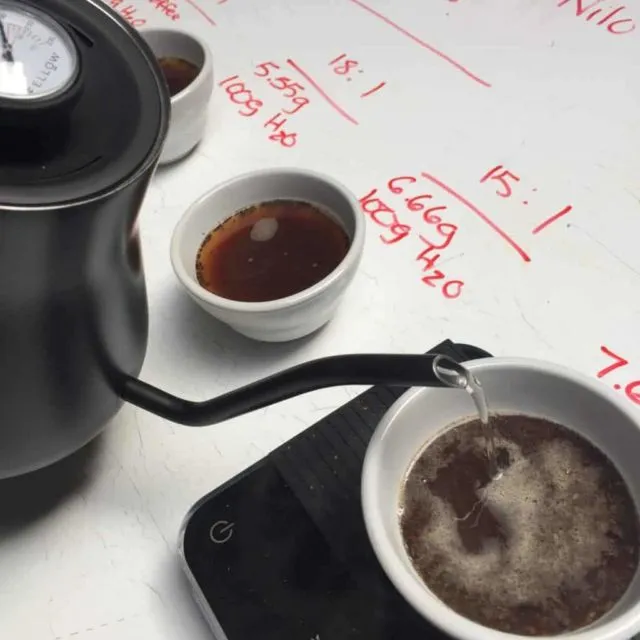 6 Rahasia Nyeduh Kopi Tubruk yang Minim Ampas dan Nendang Rasanya. Pakai Kopi Saset juga Bisa 8