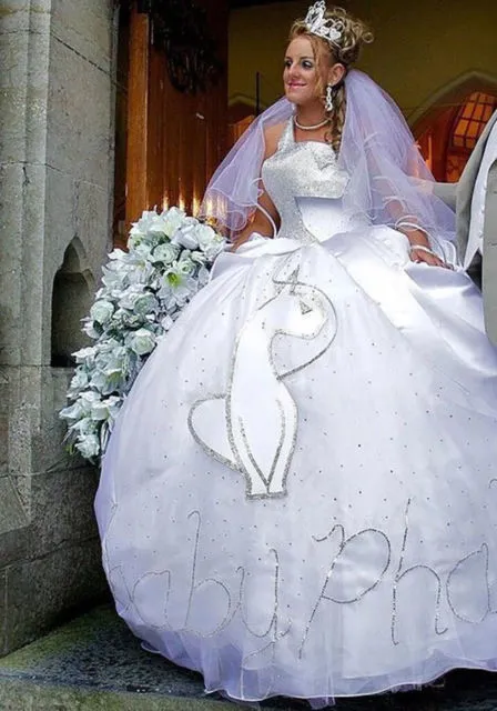 12 Contoh Baju Nikah yang Bikin Salfok. Bingung, ini Konsepnya Gimana sih Sebenarnya? 23