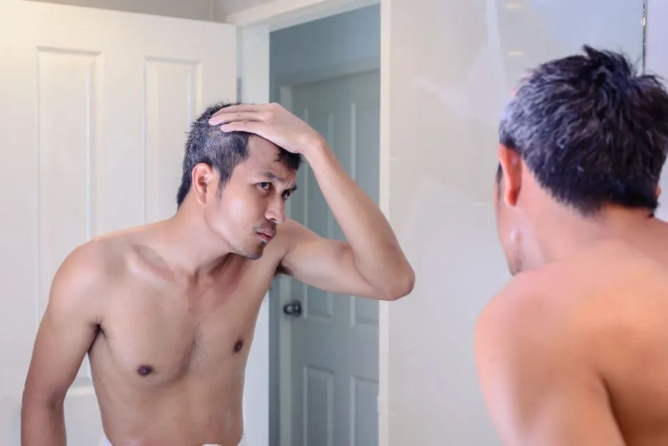 7 Mitos dan Fakta Tentang Rambut Uban. Memangnya Kalau Dicabut, Tumbuhnya Jadi Banyakan? 14