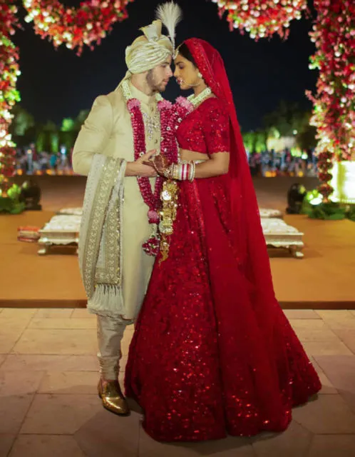 10 Gaun Pernikahan Bintang Bollywood Paling Mahal dan Mewah. Sarat Nuansa Warna Emas dan Merah! 19