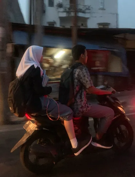 Begini Alasan Kenapa Cowok Kalau Lagi Boncengin Cewek Sering Minta Peluk. Jangan Ngeres Dulu! 9