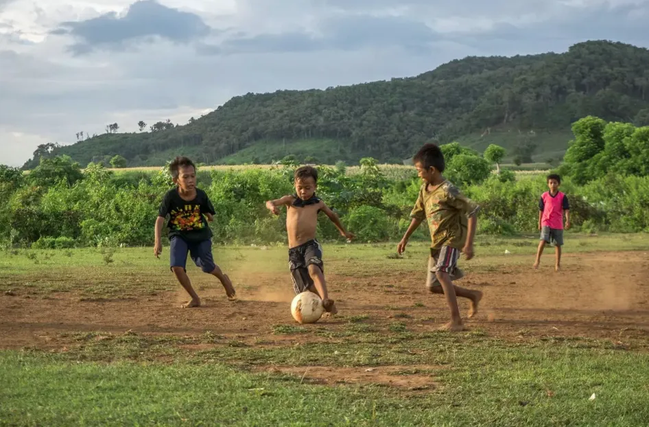 Nostalgia Main Bola Plastik Zaman Kecil. Belinya Patungan, Main 5 Menit Bolanya Nyangkut di Genteng 10