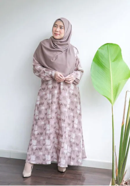 Biasa Tampil Kocak, Ini Potret Fitri Tropica Saat Tampil Feminin nan Anggun 7