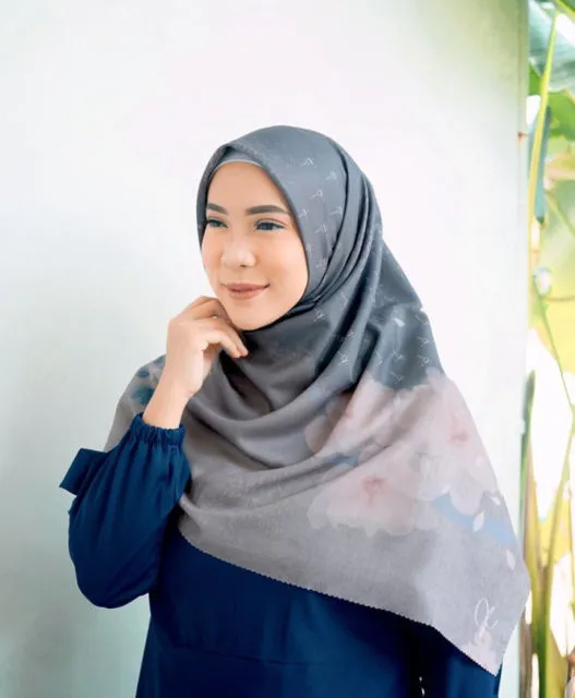 Biasa Tampil Kocak, Ini Potret Fitri Tropica Saat Tampil Feminin nan Anggun 8