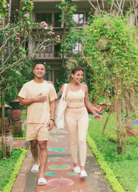 Potret dan Gaya Awkarin Bareng Teman-temannya Saat Liburan. Kecenya Maksimal! 5