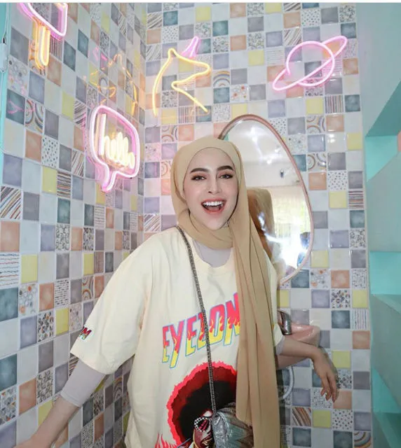 Penampilan Terbaru Aghnia Punjabi Saat Hamil; Manis, Santun dan Kekinian Abis! 8
