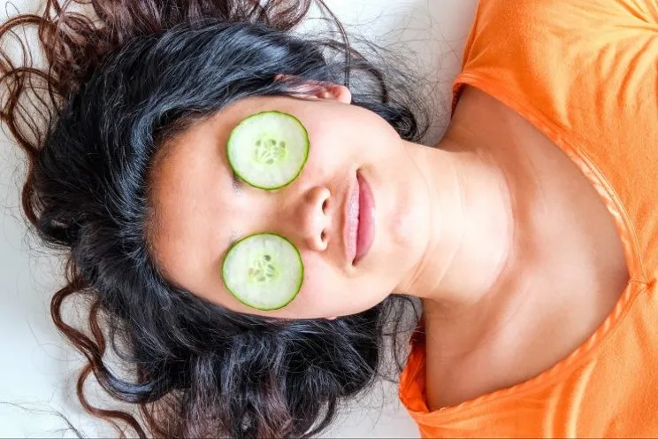 7 Cara Menghilangkan Kantung Mata dengan Bahan Alami, Nggak Perlu Makeup! 8 cara menghilangkan kantung mata