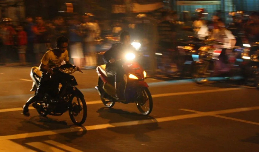 Kocaknya Balap Lari 'Liar' yang Gantikan Pamor Balapan Motor Liar. Kayaknya ini Lebih Menantang! :D 5