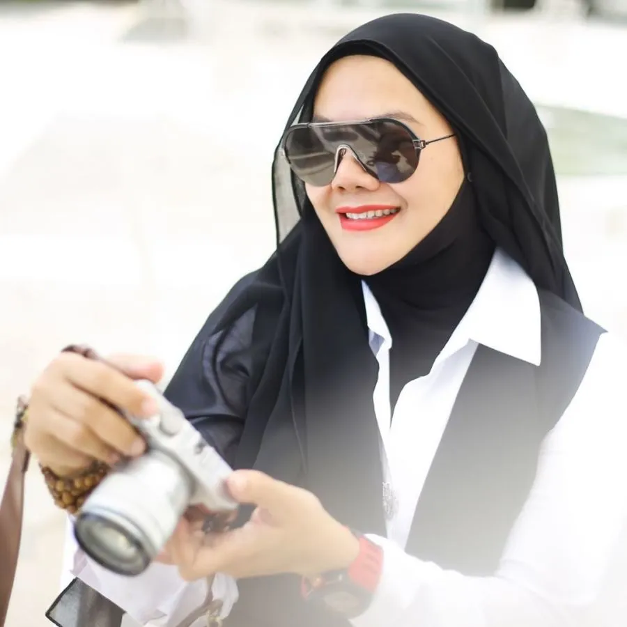 10 Sosok yang Popularitasnya Melejit Gara-Gara Sering Berseteru. Auto Terkenal! 18