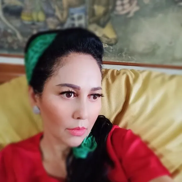 Berusia Lebih dari 50 Tahun, 10 Artis Indonesia ini Tetap Cantik dan Bugar. Seolah Nggak Menua! 18