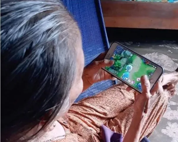 11 Potret Kocak Emak-Emak Hobi Main Game. Wajar kok, Sekarang Zamannya E-Sport, Guys~ 16