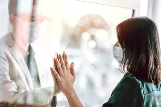 10 Ide Konsep Foto Pre-wedding Pakai Masker di Masa Pandemi. Tetap Dramatis dan Romantis! 11