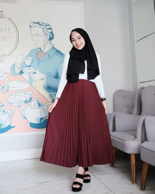 Bukan Hitam, Ini 8 Pilihan Warna Rok Plisket yang Sama Netralnya 10