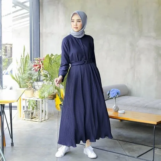Bukan Cuma Rok Plisket, Ini Potret Gamis Plisket yang Bikin Penampilan Makin Santun 14
