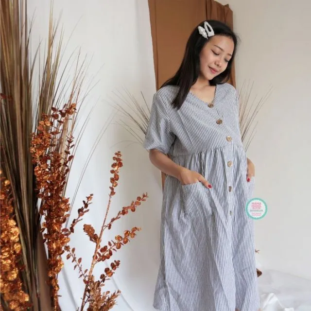 8 Ide Maternity Style dengan Button Dress yang Kekinian. Nyaman dan Bikin Kelihatan Awet Muda 15