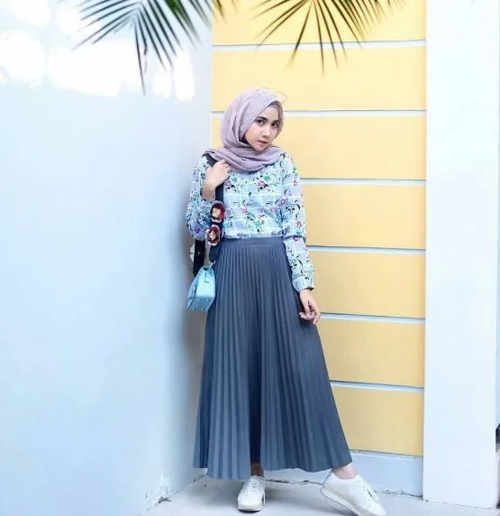 Bukan Hitam, Ini 8 Pilihan Warna Rok Plisket yang Sama Netralnya 14
