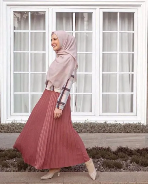 Bukan Hitam, Ini 8 Pilihan Warna Rok Plisket yang Sama Netralnya 15