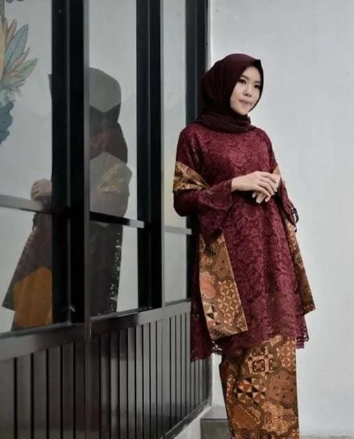 5 Potret Hijabers yang Sukses Tampil Feminin dengan Kebaya Selendang. Jadi Elegan Gitu! 8