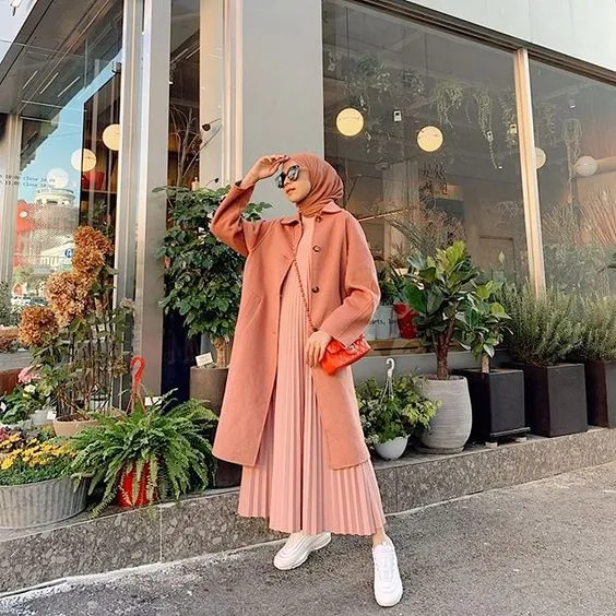 Bukan Cuma Rok Plisket, Ini Potret Gamis Plisket yang Bikin Penampilan Makin Santun 9