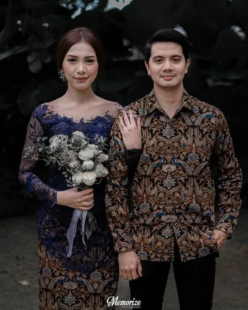 8 Desain Busana Couple Beda Warna tapi Tetap Senada. Elegan Plus Mesra! 14
