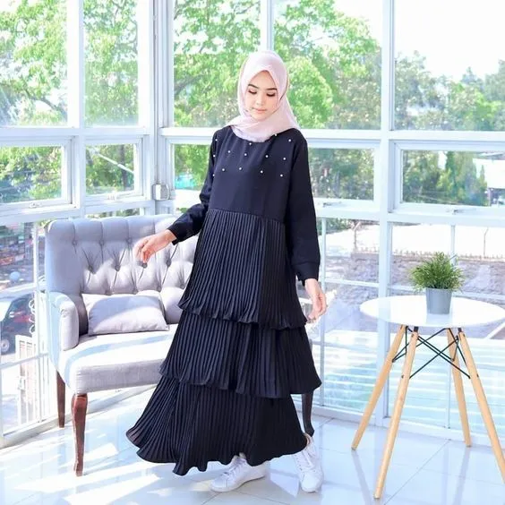 Bukan Cuma Rok Plisket, Ini Potret Gamis Plisket yang Bikin Penampilan Makin Santun 12