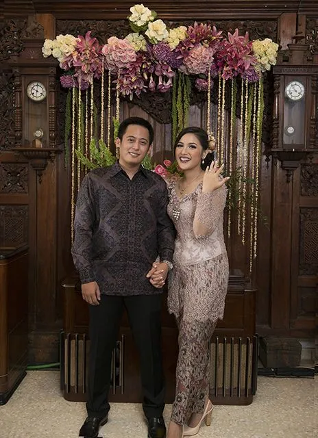 8 Desain Busana Couple Beda Warna tapi Tetap Senada. Elegan Plus Mesra! 10