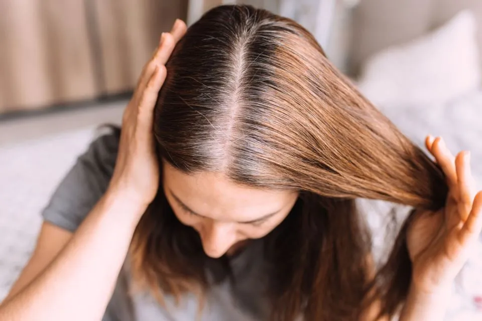 7 Mitos dan Fakta Tentang Rambut Uban. Memangnya Kalau Dicabut, Tumbuhnya Jadi Banyakan? 12