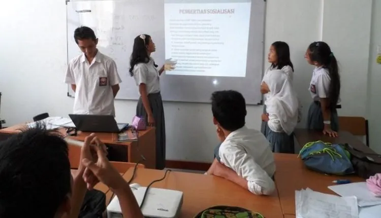 Tipe-tipe Teman Paling Resek Ketika Kita Presentasi di Kelas. Nyusahin Banget Pokoknya! 7