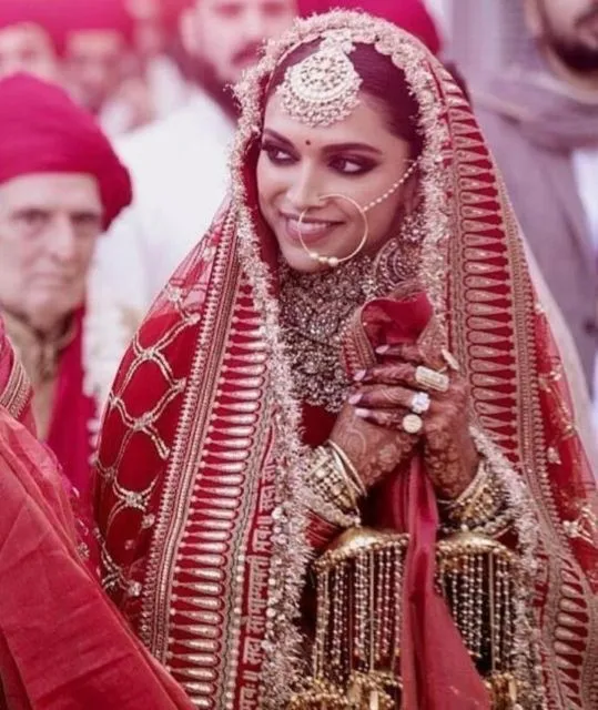 10 Gaun Pernikahan Bintang Bollywood Paling Mahal dan Mewah. Sarat Nuansa Warna Emas dan Merah! 16