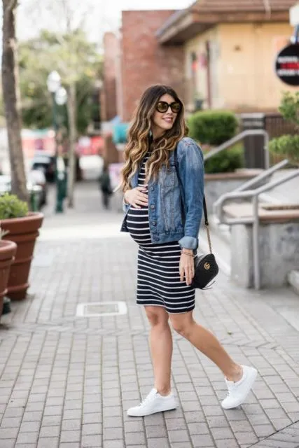 7+ Inspirasi Maternity Style Mama dengan Denim. Bikin Kelihatan Gemas, Kayak Masih ABG 11