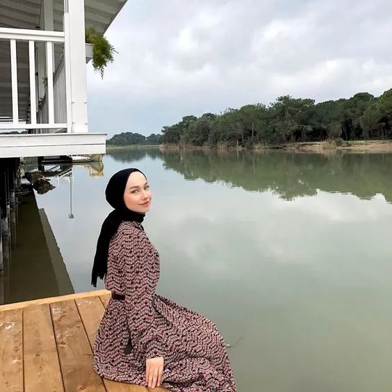 Tren Pashmina Diikat ke Belakang yang Bikin Bentuk Wajah Terlihat Jelas. Udah Nyoba? 12