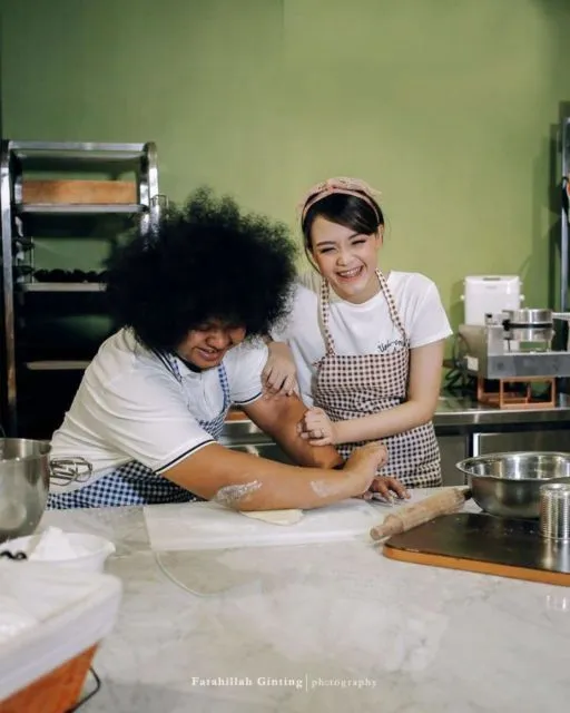 Foto Artis di Dapur ini Bisa Kamu Jadikan Inspirasi untuk Photoshoot. Hasilnya Apik! 11