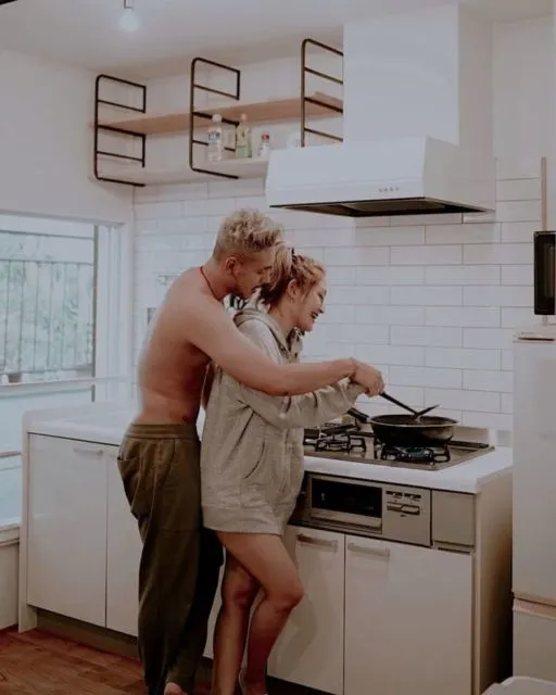Foto Artis di Dapur ini Bisa Kamu Jadikan Inspirasi untuk Photoshoot. Hasilnya Apik! 17