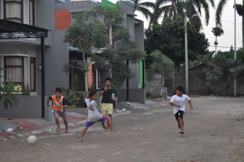 Nostalgia Main Bola Plastik Zaman Kecil. Belinya Patungan, Main 5 Menit Bolanya Nyangkut di Genteng 9