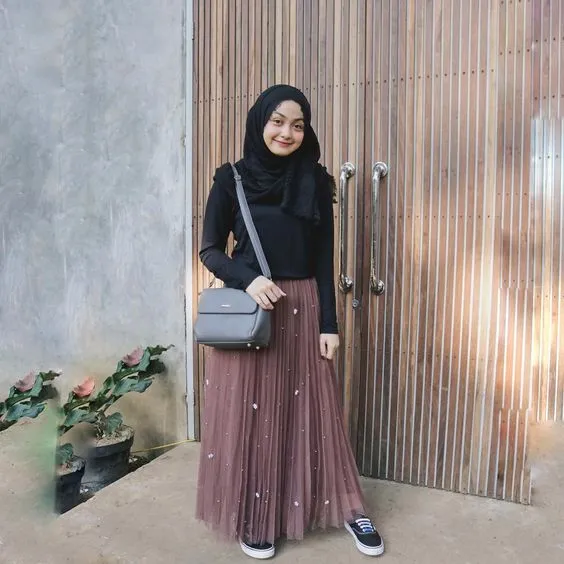 Bukan Hitam, Ini 8 Pilihan Warna Rok Plisket yang Sama Netralnya 11