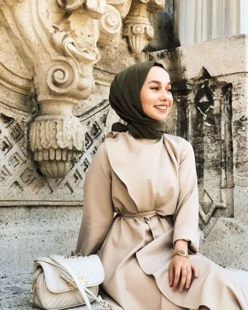 Tren Pashmina Diikat ke Belakang yang Bikin Bentuk Wajah Terlihat Jelas. Udah Nyoba? 13