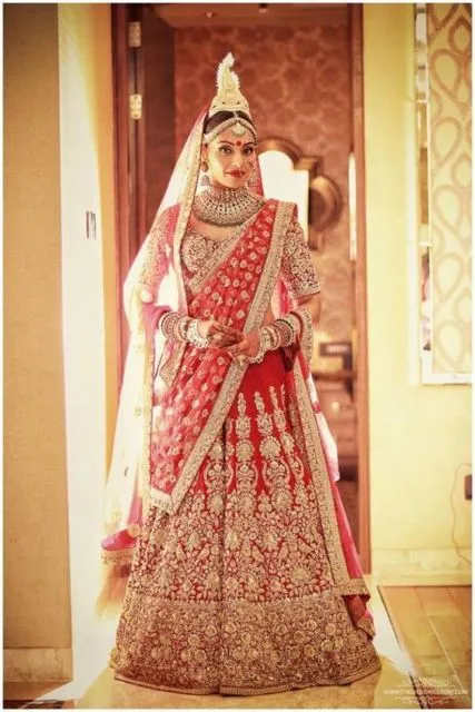 10 Gaun Pernikahan Bintang Bollywood Paling Mahal dan Mewah. Sarat Nuansa Warna Emas dan Merah! 20