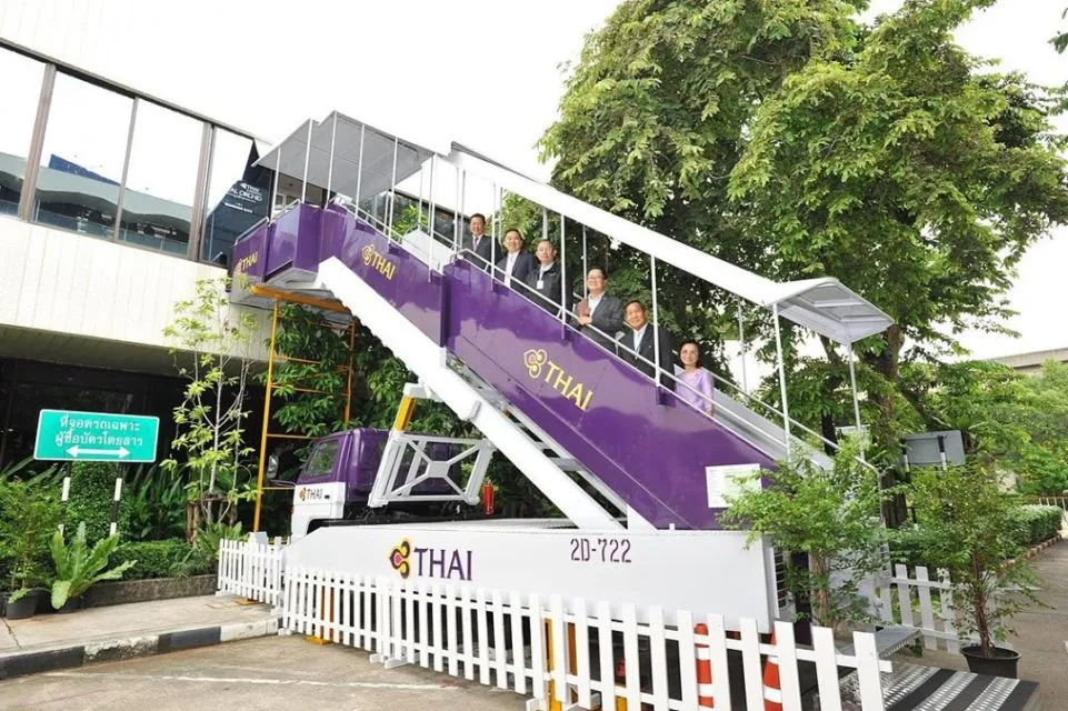 Penawar Rindu Selama Pandemi, Ada Restoran dengan Konsep Kabin Pesawat. Yang Melayani Pramugari! 5