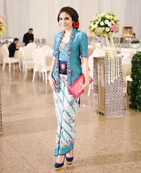 Potret Cantiknya Kebaya Warna Cerah Berpadu dengan Jarik Batik. Simpel nan Santun! 9