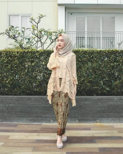 Potret Cantiknya Kebaya Warna Cerah Berpadu dengan Jarik Batik. Simpel nan Santun! 6